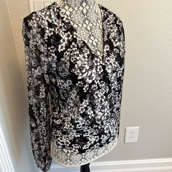 White House Black Market Matte Jersey Floral Surplice Blouse size XS - Picture 6 of 13